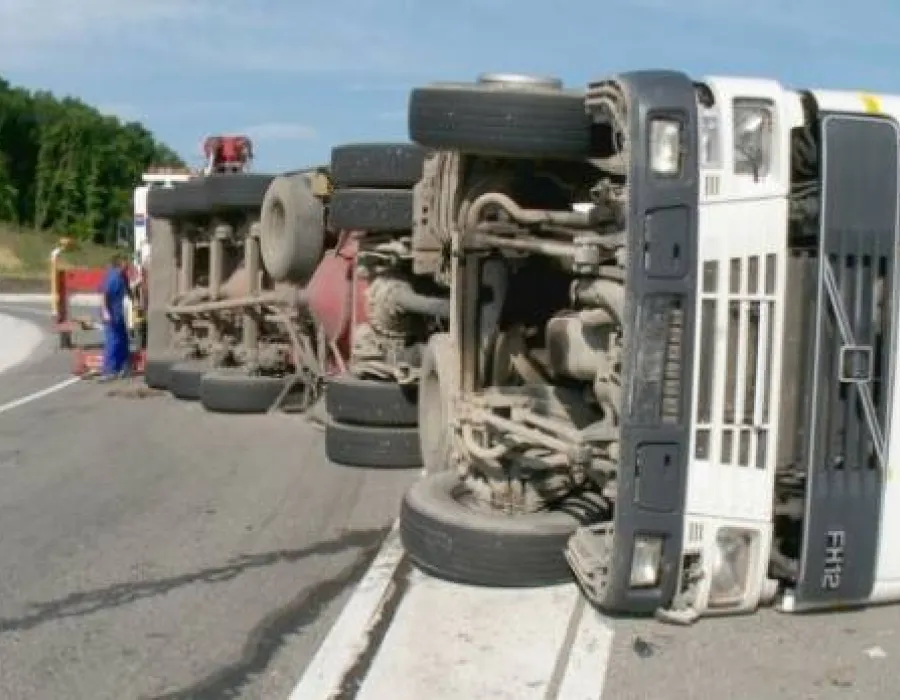 Foto Un TIR plin cu materiale de construcţii s-a RĂSTURNAT la Rovinari