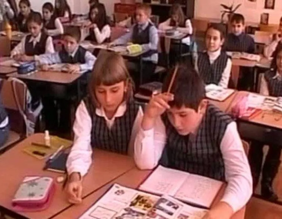 Foto Rechizite şcolare distribuite ilegal în Olt. Prejudiciu de peste 6.000 de lei pentru fiecare şcoală