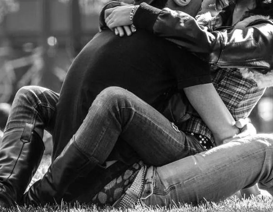 Foto S-au cunoscut pe internet și au vrut să facă dragoste. Nu găseau un loc potrivit, așa că... Cei doi români s-au ales cu dosar penal