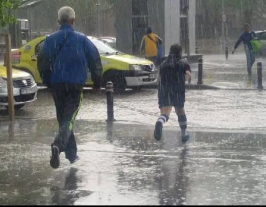 Foto Atenţionare de PLOI şi VÂNT pentru Oltenia, Muntenia şi sudul Banatului. La munte predomină ninsorile