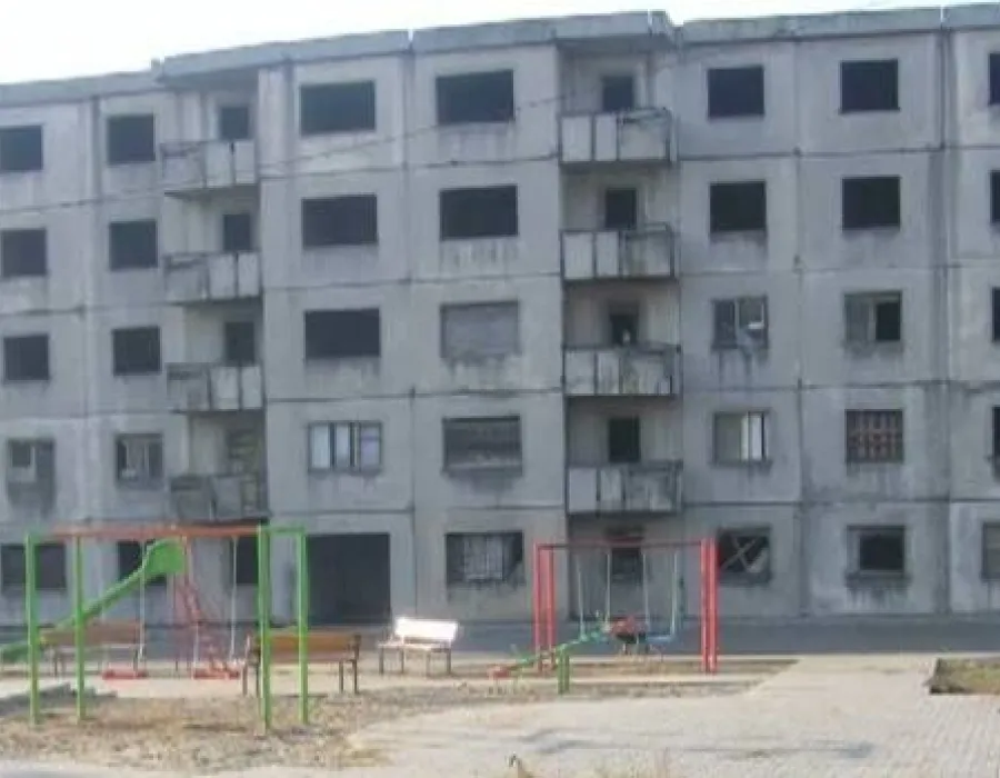 Foto VIDEO / Investiţie INUTILĂ. Primăria a făcut locuri de joacă între blocuri abandonate