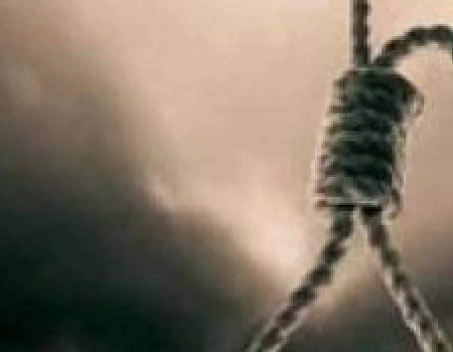 Foto Un bărbat s-a spânzurat în toaleta din curtea casei de dorul soției