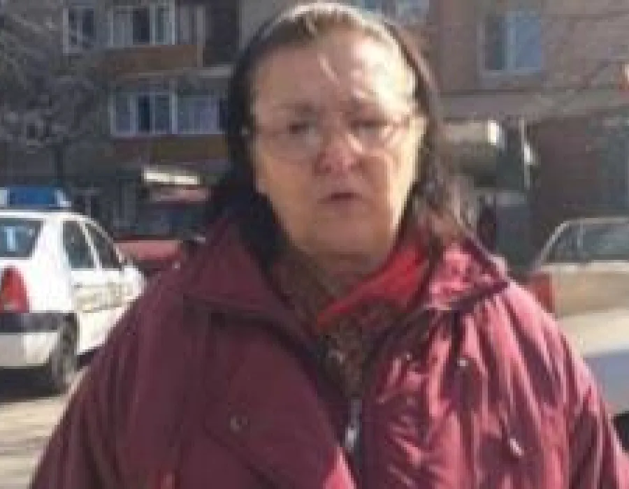 Foto O bătrână din Craiova a ajuns să trăiască sub cerul liber, după ce fiica ei a dat-o afară din casă. Femeia a adunat o datorie de 10.000 de lei la întreţinere