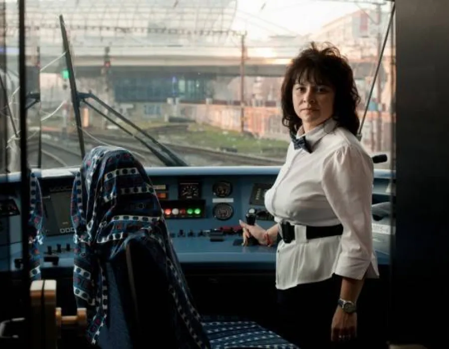 Foto VIDEO: Povestea unei femei - mecanic de locomotivă. Azi se vor oferi flori în tren