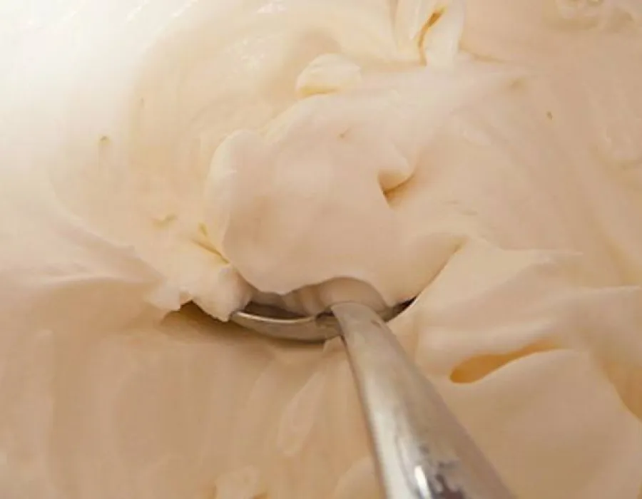 Foto Smântână cu mucegai, descoperită într-un magazin din Turnu Severin