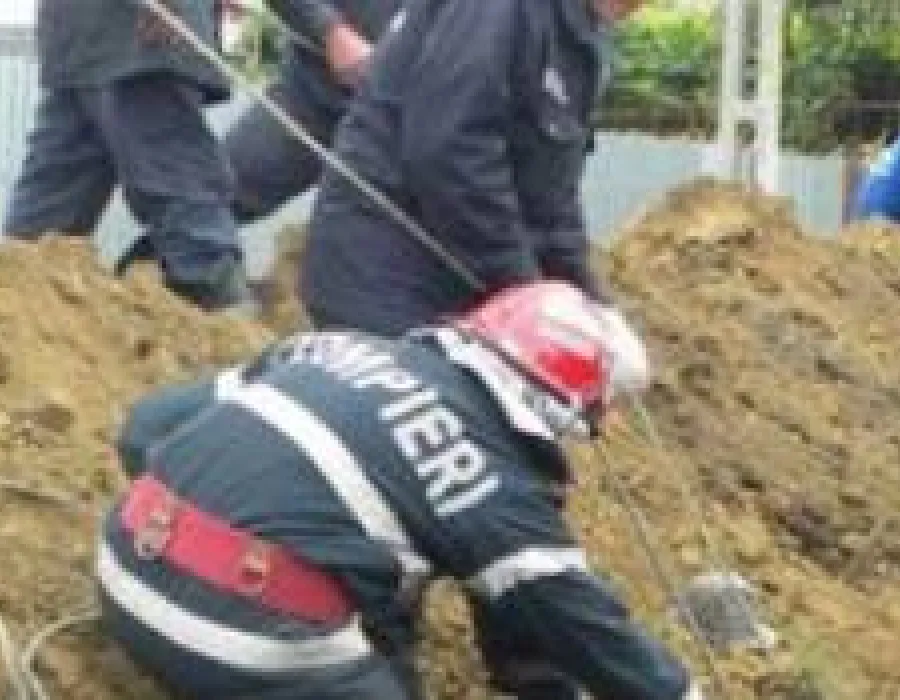 Foto Trei muncitori au fost prinși sub un mal de pământ. Unul dintre ei nu a mai putut fi salvat (VIDEO)