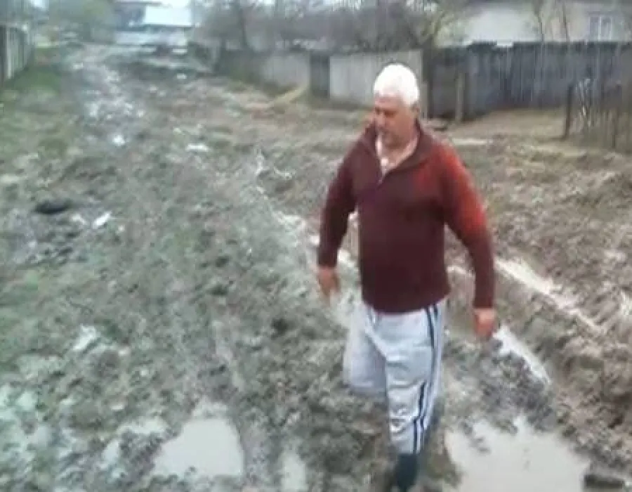 Foto VIDEO / Situaţie disperată într-un sat din judeţul Dolj. Din cauza noroiului, nicio maşină nu poate ajunge în localitate