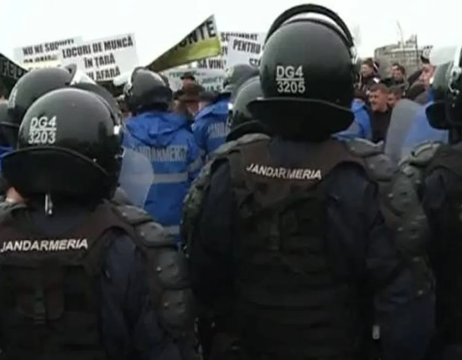 Foto Fermierii PROTESTEAZĂ la Palatul Parlamentului. SCANDAL cu jandarmii VIDEO