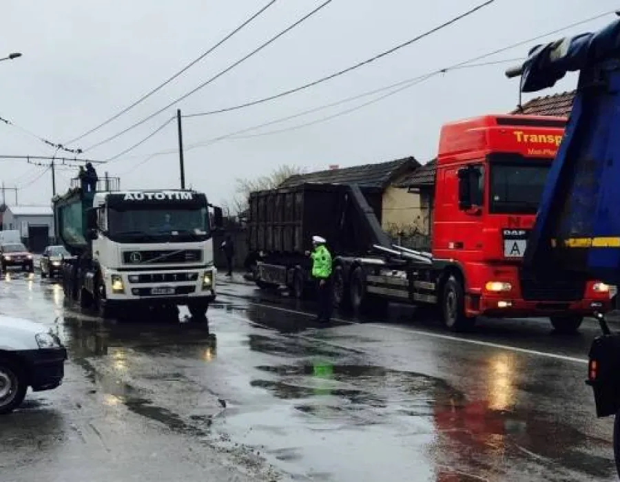 Foto Accident grav la Târgu Jiu. Trafic blocat după ce un TIR a doborât un stâlp de electricitate