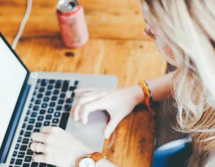 Foto O companie din Franta obliga angajatii sa ceara permisiunea pe e-mail pentru fiecare pauza, inclusiv pentru a merge la toaleta