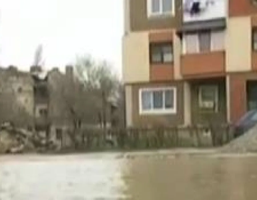 Foto Craiova: O parcare de pe o stradă reabilitată recent se inundă la fiecare ploaie (VIDEO)