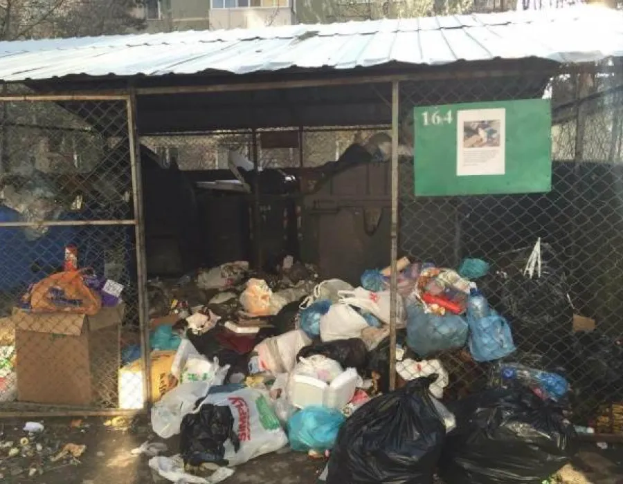 Foto Râmnicu Vâlcea, sufocat de gunoaie din cauza firmei de salubrizare