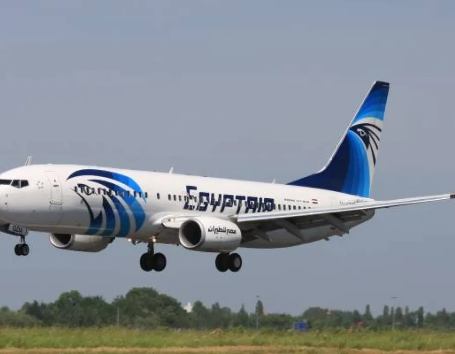 Foto Avion EgyptAir cu peste 80 de pasageri, DETURNAT spre Cipru. "Teroristul", un bărbat ignorat de fosta soţie FOTO&VIDEO