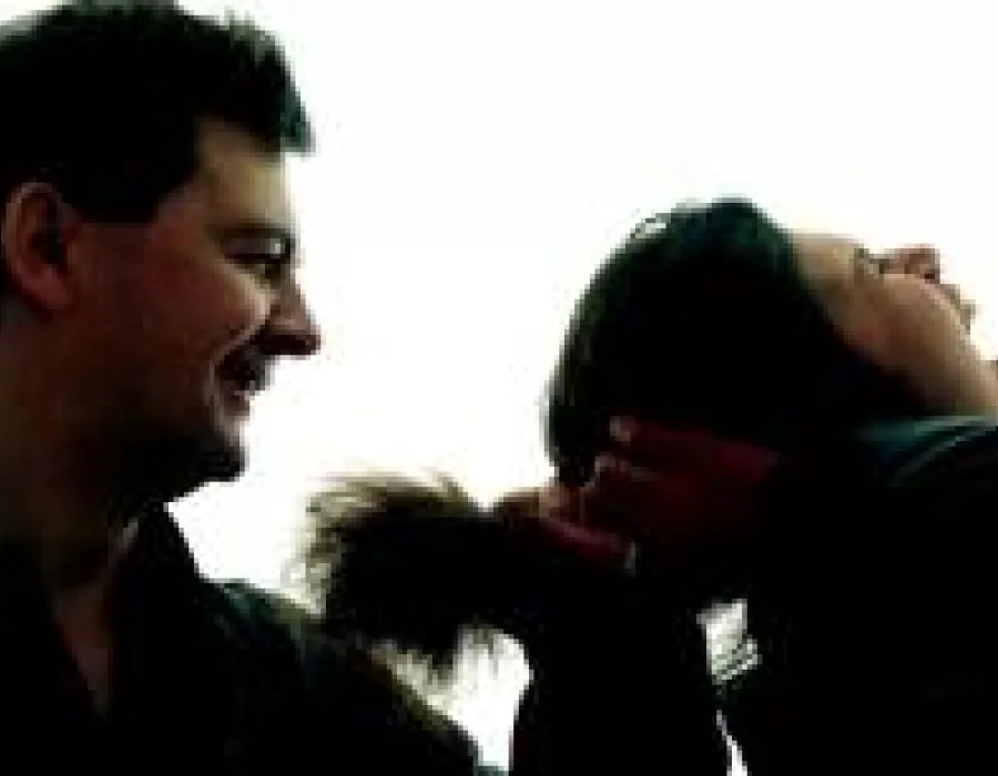 Foto Au declarat pe proprie răspundere că au fost bătute de soţi şi au primit bani europeni. Femeile lovite cu adevărat nu au ştiut de proiect