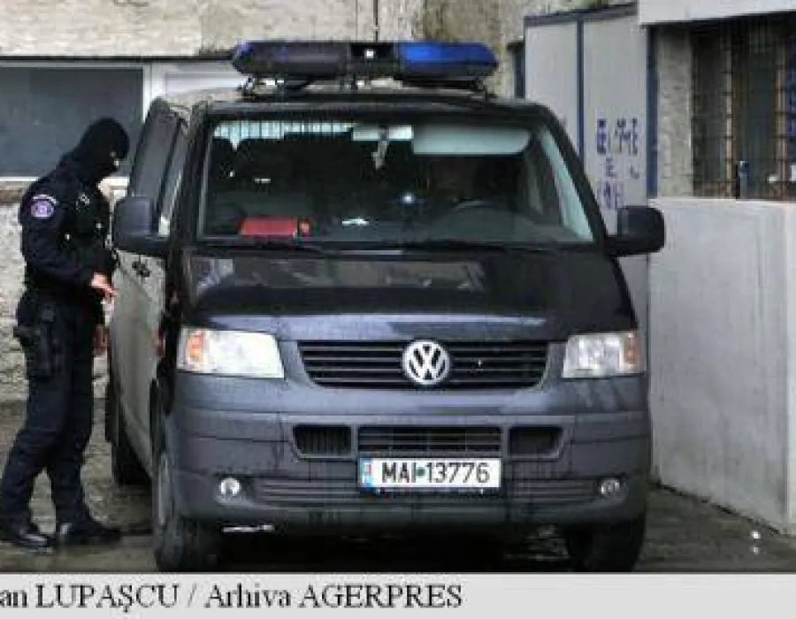 Foto Percheziții DNA la sediul CJ Vâlcea (surse)