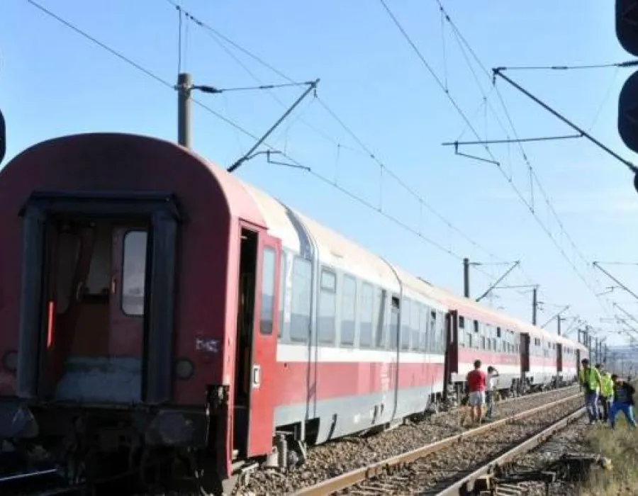 Foto Tragedie pe calea ferată. Un tânăr s-a aruncat în fața trenului, lăsând în urmă un bilet cu un mesaj disperat