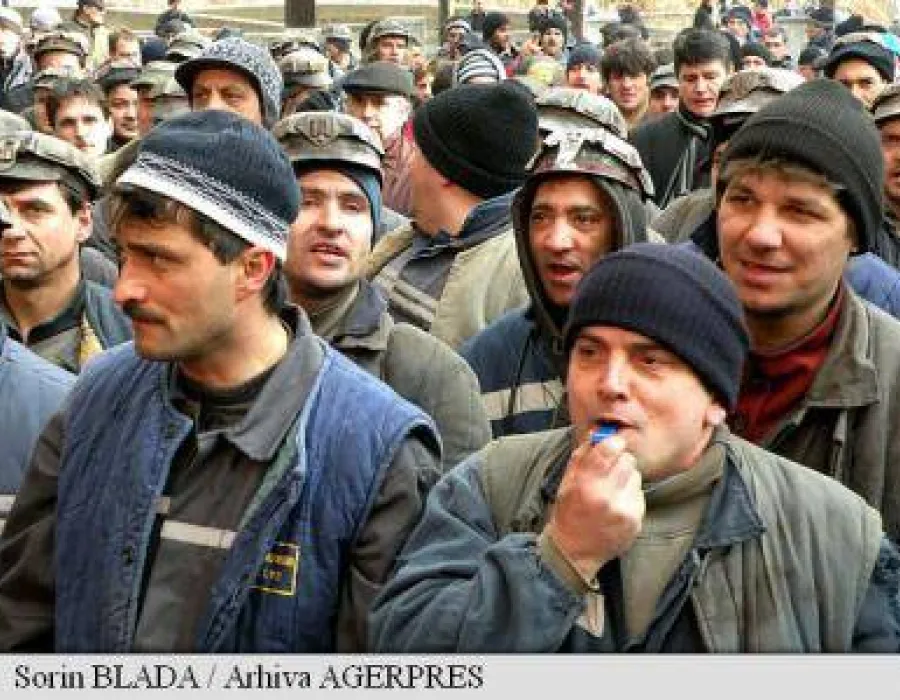 Foto Gorj: Minerii și energeticienii au parcurs, în prima zi de marș, 40 de kilometri în semn de nemulțumire față de situația CE Oltenia