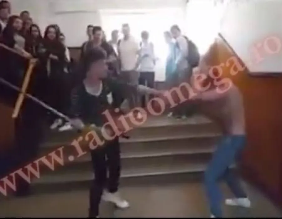 Foto Bătaie cruntă într-un liceu. Elevii s-au încăierat cu mături VIDEO