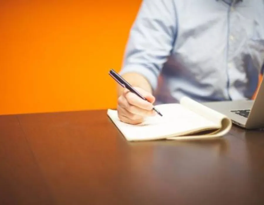 Foto Situație fără precedent la Vâlcea: Primărie condusă de secretar, singurul angajat care a scăpat de DNA