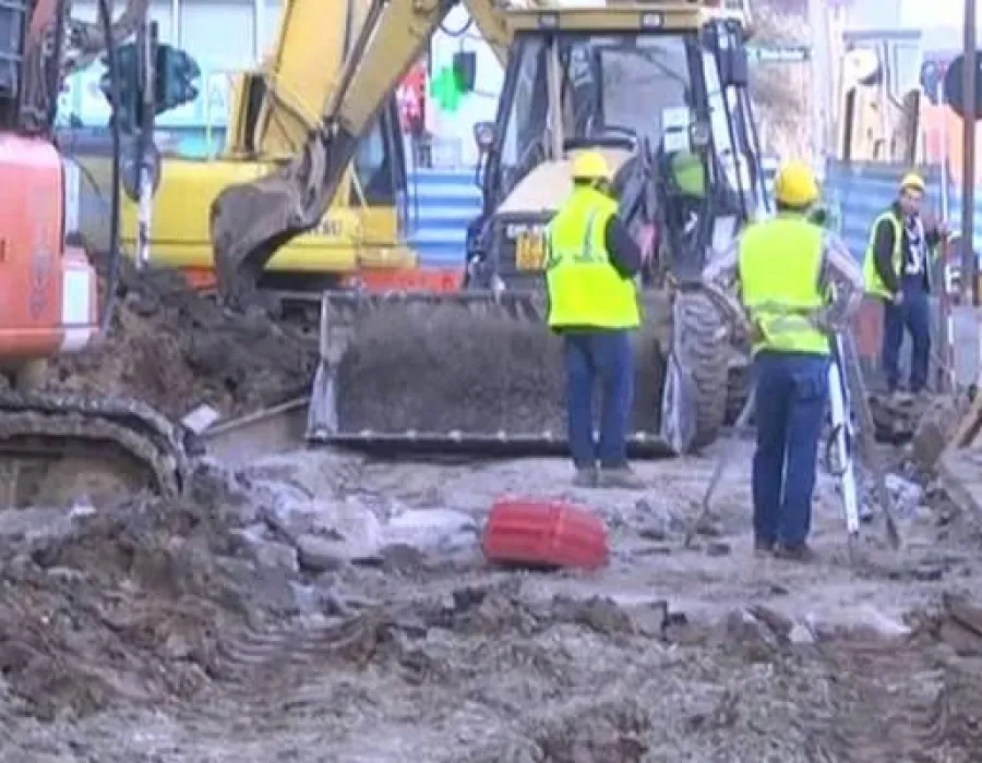 Foto Dorel loveşte din nou. Ce a făcut o echipă de muncitori cu marcajele stradale dintr-o intersecţie