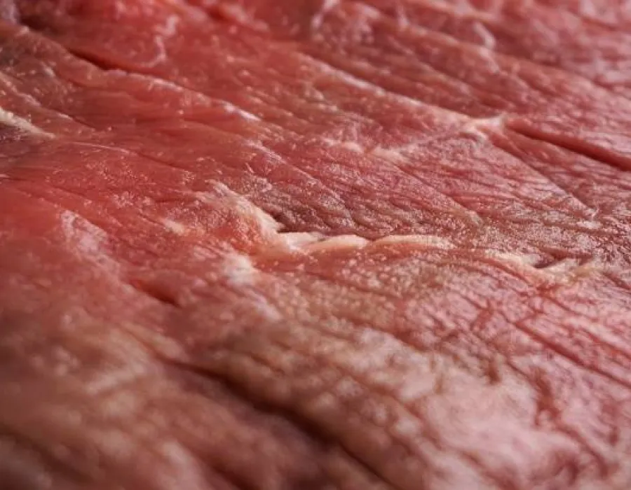 Foto Scandalos! O vânzătoare din Craiova aruncă pe jos carnea, apoi o pune în vitrină. VIDEO