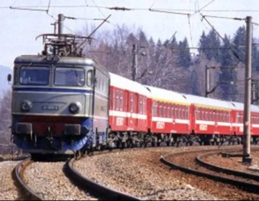 Foto Un angajat CFR a fost lovit de un tren în timp ce verifica o garnitură de tren staţionată