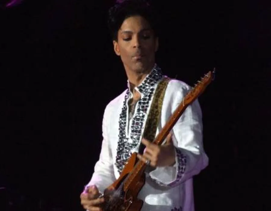 Foto PRINCE A MURIT! A fost găsit fără suflare în studioul său de înregistrări