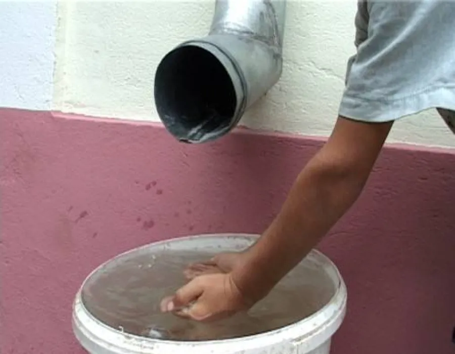 Foto Oltenii nu mai plătesc apa de ploaie