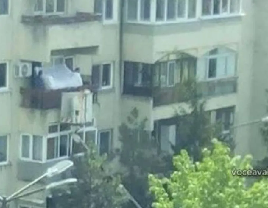 Foto VIDEO / INCREDIBIL. Mai mulţi olteni au ridicat o canapea cu macaraua până la etajul 3