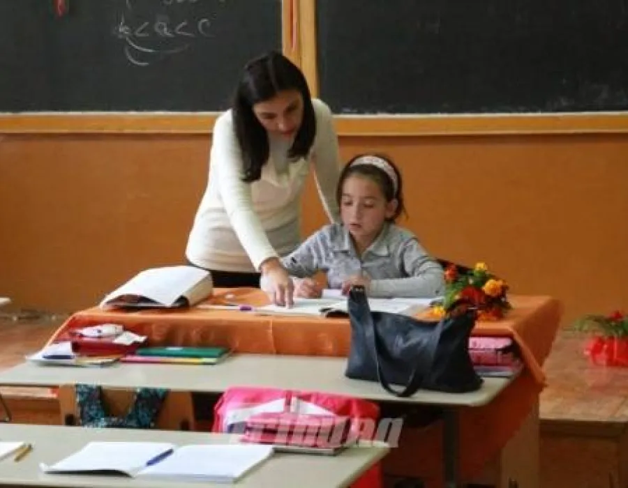 Foto Legea prin care dascălii îşi primesc banii înapoi, promulgată de Klaus Iohannis