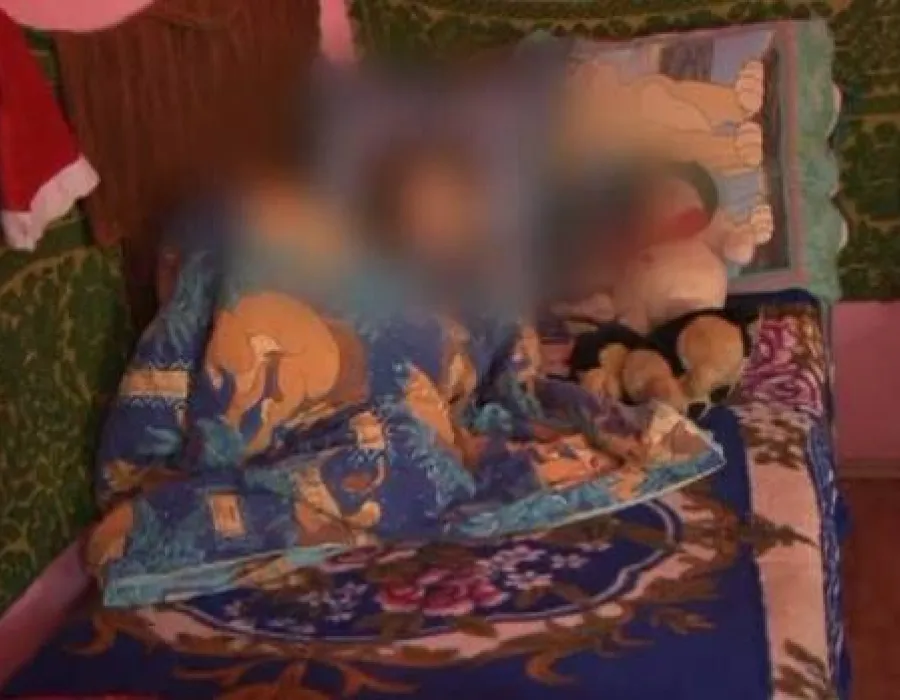 Foto VIDEO / Acuzaţii şocante. Tânără cu handicap ţinută în lanţuri chiar de cea care trebuia să aibă grijă de ea