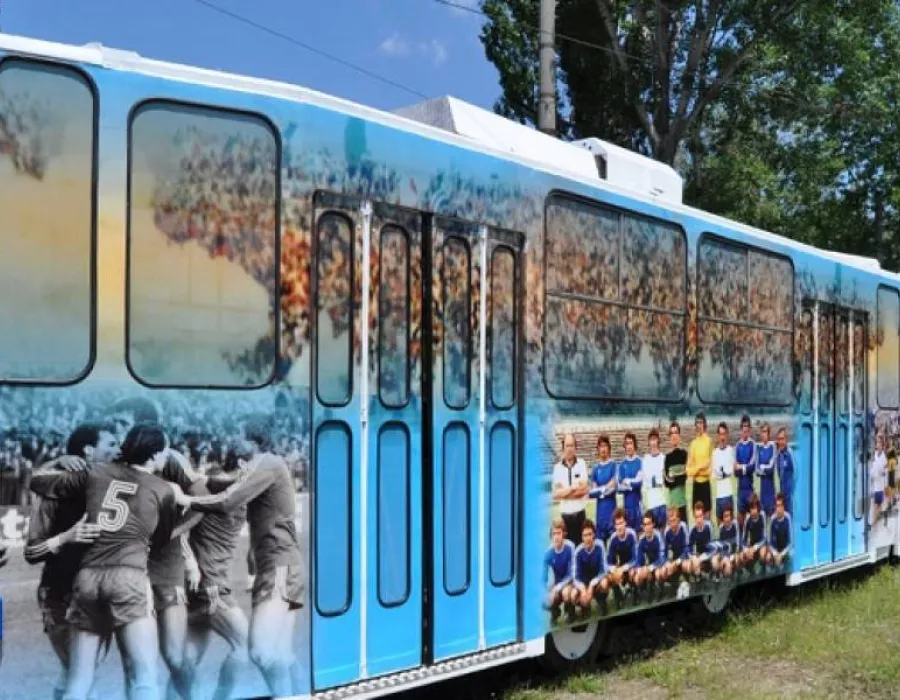 Foto Moda "Craiova Maxima" » Tramvaiele din Craiova vor fi inscripționate cu jucători legendari