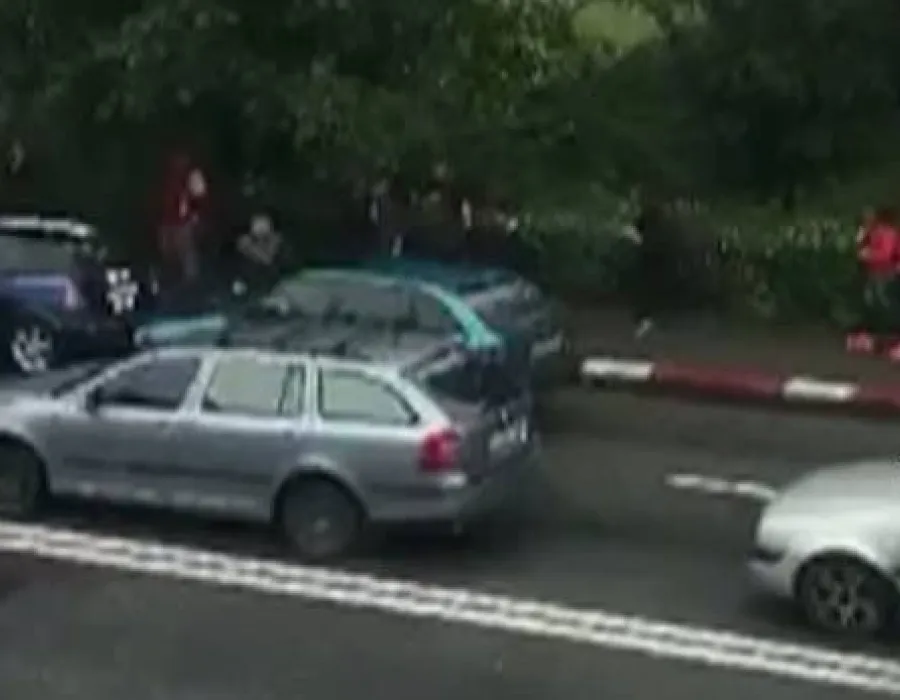 Foto Răfuială conjugală în trafic, la Tg. Jiu. Soţul înşelat a sărit să-i bată pe soţie şi pe amant VIDEO