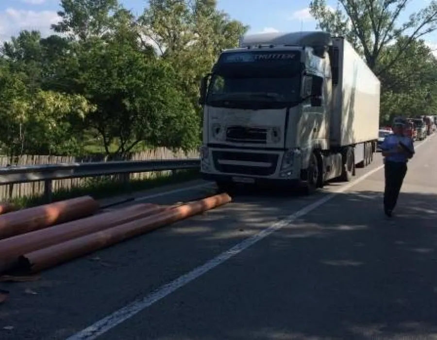 Foto Accident în Gorj cu un TIR şi o dubă. Mai multe persoane au fost rănite