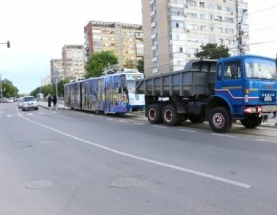 Foto Un tramvai modernizat din Craiova a rămas blocat pe şine din cauza unei defecţiuni