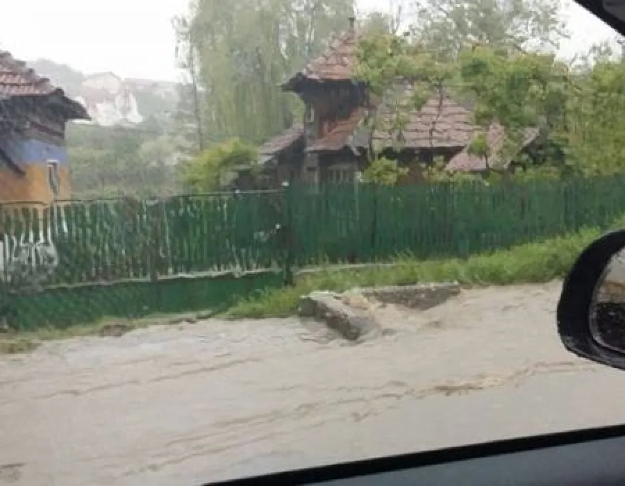 Foto VIITURĂ puternică în Vâlcea. DN 7 a fost inundat, maşinile au fost luate de ape VIDEO