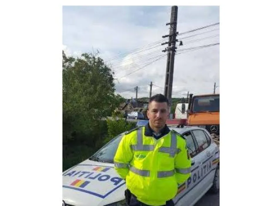Foto Un tanar politist valcean a salvat un copil de 11 ani surprins de viitura intr-o casa: "A spart geamul si l-a tras afara"