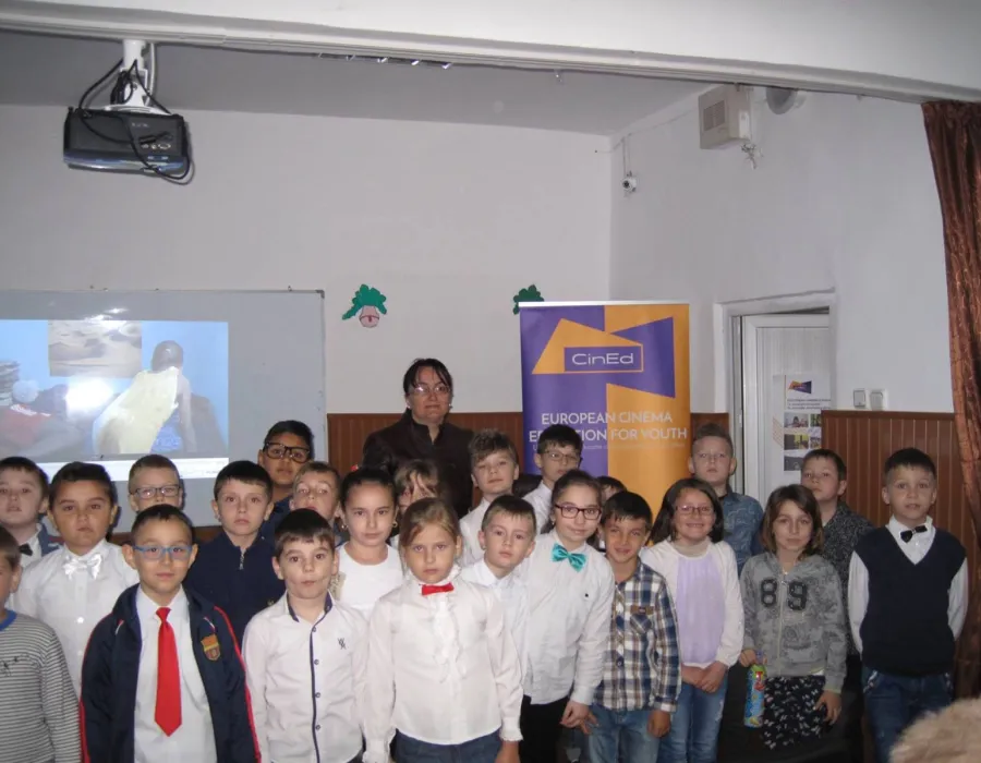 Foto Aproape 100 de elevi şi învăţători au luat parte la proiecţiile CinEd din Craiova
