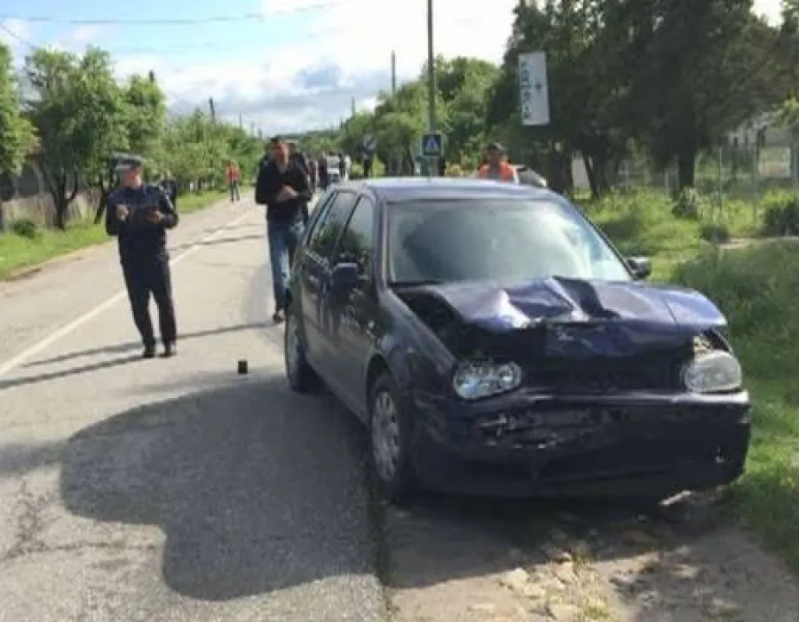 Foto ACCIDENT în Gorj. Un poliţist, lovit de un alt şofer chiar în faţa secţiei