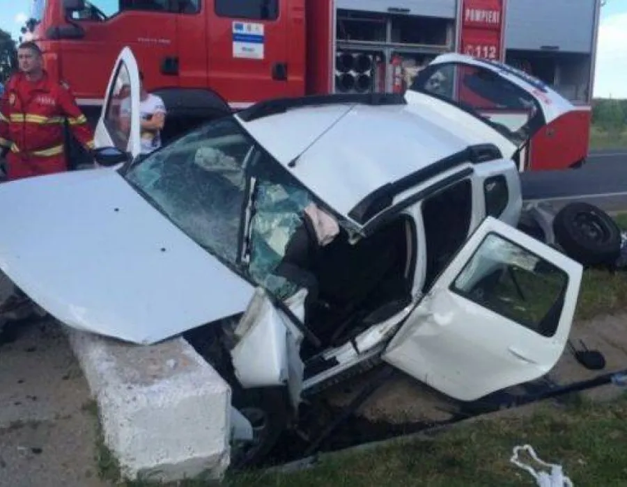Foto Un bărbat a adormit la volan, iar maşina s-a înfipt într-un cap de pod. Şoferul a decedat la spital