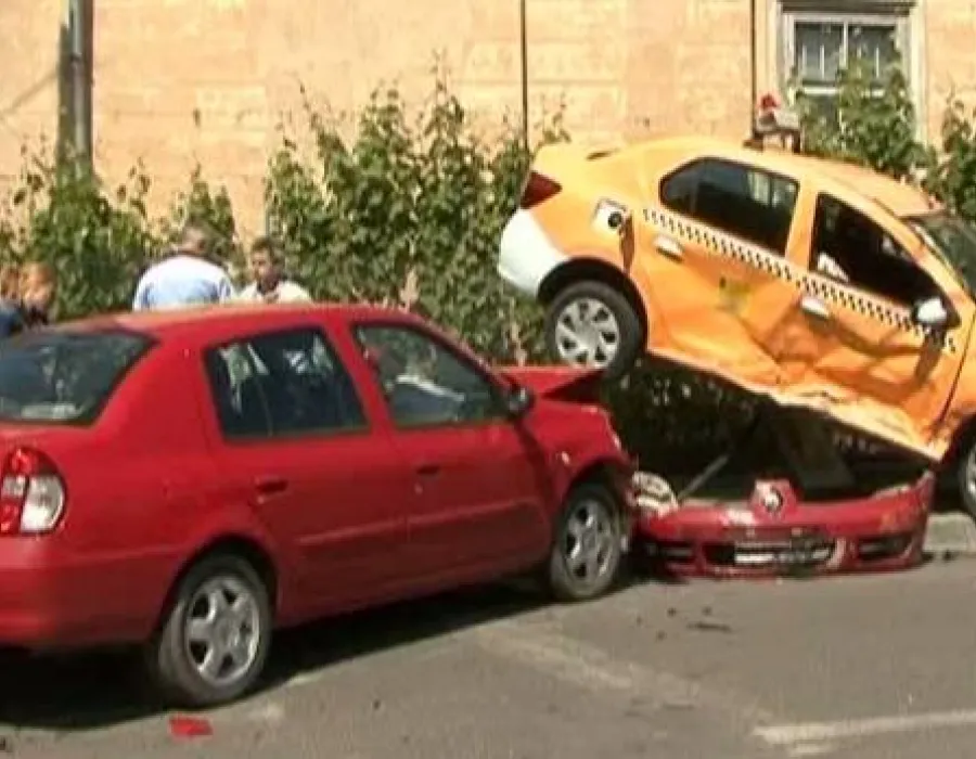 Foto Accident spectaculos în Craiova. Un taximetru a ajuns într-un gard după ce a fost izbit de o maşină VIDEO