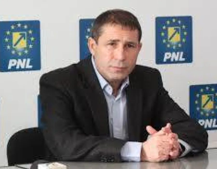Foto BADEA  dat afara din PNL ca ultimul golan si dupa o bataie in sediul partidului  ca- n filme!