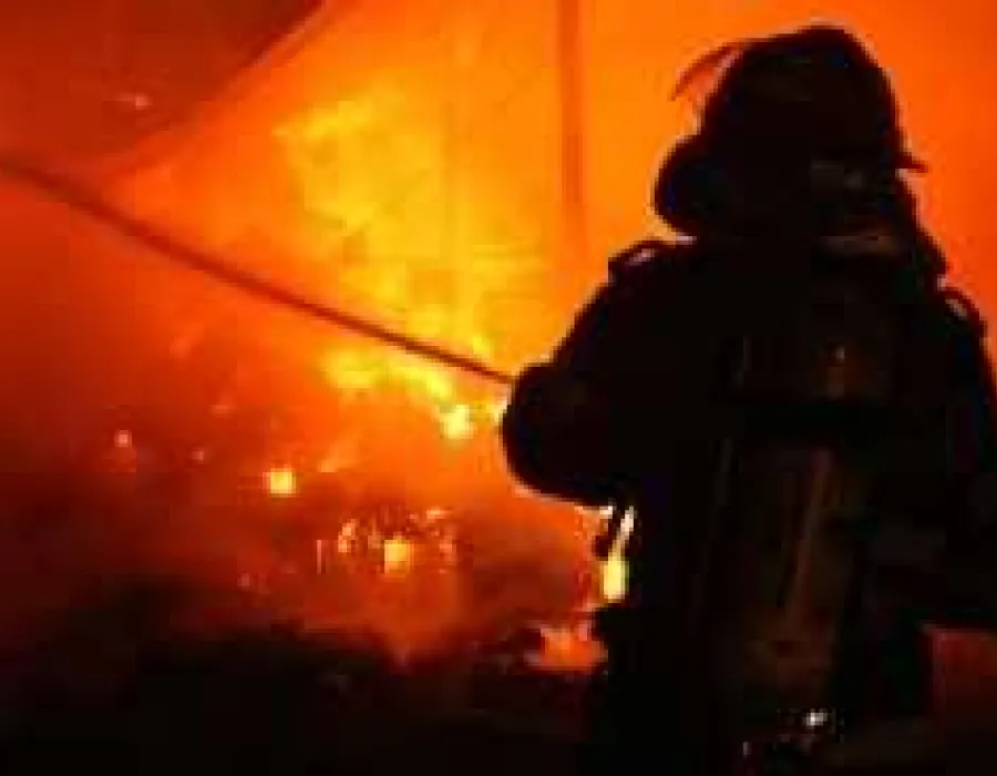 Foto Incendiu puternic la marginea Craiovei: Nouă tone de deşeuri medicale au fost distruse de flăcări