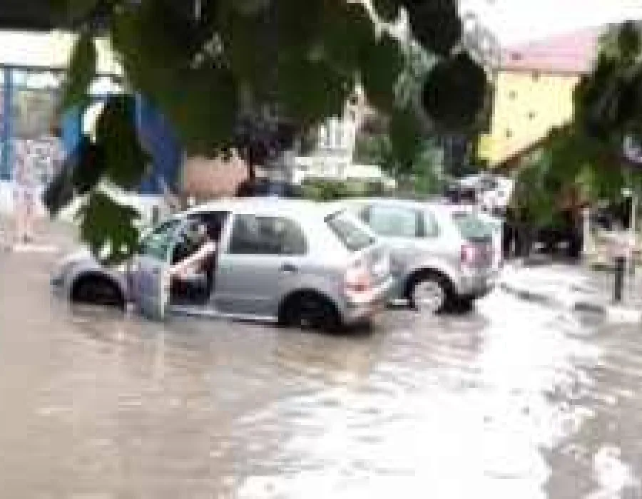Foto Ploile fac ravagii în județul Vâlcea! Parcarea din fața mall-ului, inundată (VIDEO)