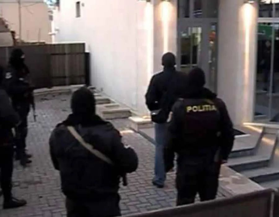 Foto Percheziţii la palatele ţigăneşti din Dolj. Evaziune fiscal de peste un million de lei cu fier vechi