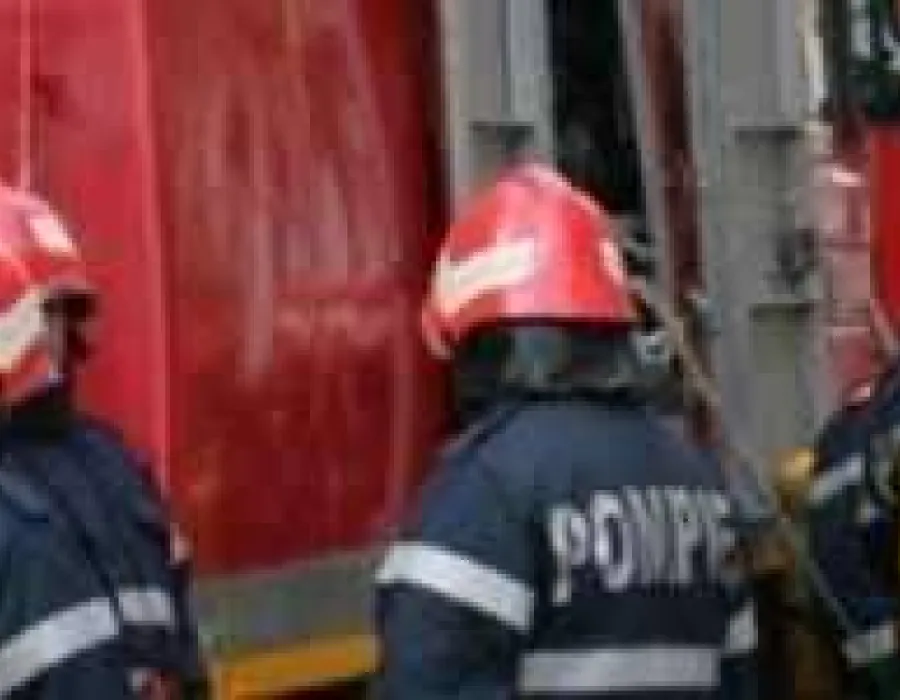 Foto Locomotivă în flăcări într-o localitate din Mehedinți. Circulația feroviară a fost întreruptă