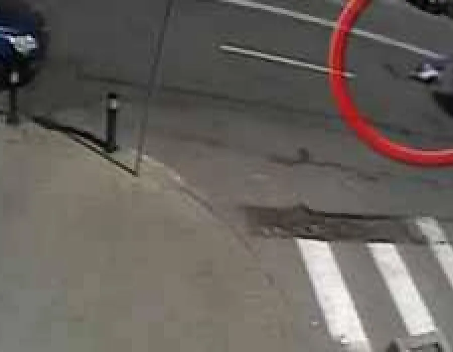 Foto Polițist târât zeci de metri de un șofer ca să scape de amendă