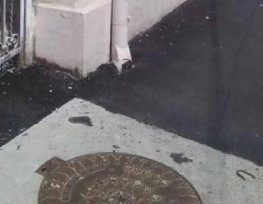 Foto „Ca la noi, la nimenea”. "Dorel" a făcut treabă de mântuială în Craiova. A asfaltat burlanele de la case şi gurile de aerisire la gaze (FOTO)