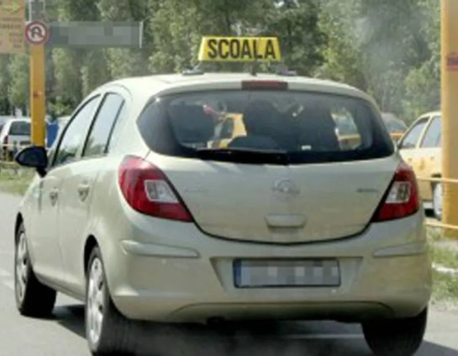 Foto Patron de şcoală de şoferi condamnat pentru trafic de influenţă