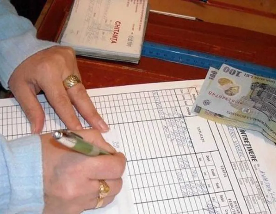 Foto A băgat mâna în banii locatarilor